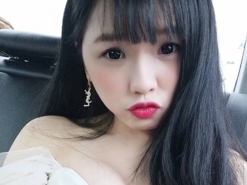 「巨乳正妹」自稱大食怪　養分全都吃到胸部去！白嫩乳球快從比基尼爆出！