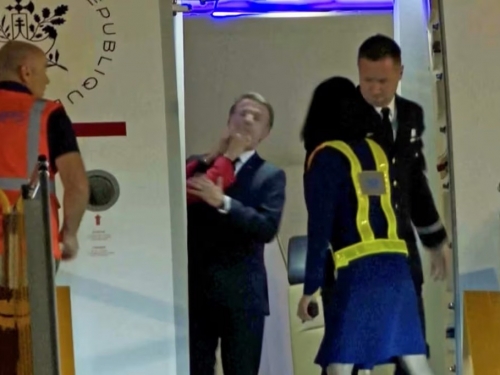 專機艙門一開馬克宏「遭妻巴臉」 驚人影片瘋傳！本尊說話了