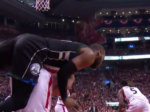 季後賽最激烈！暴龍內線猛將殺紅眼 過肩摔公鹿中鋒雙雙吃T