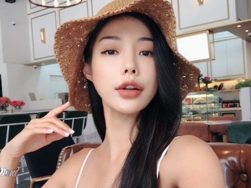 脾氣超壞的「豐唇正妹」ParkSisters，各種細肩帶背心都要承受不住胸前的壞脾氣啦！