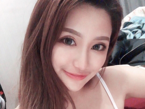 颱風夜不出門「性感小廚娘」爆乳炒飯！更衣間偷偷露出碩大奶球！