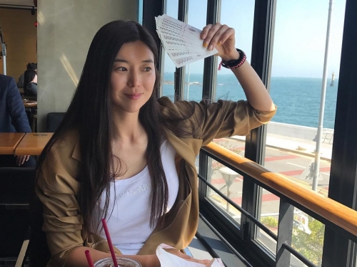 運動正妹自備一對「渾圓豪乳」快塞爆泳裝，「養眼視角」畫面太立體啦！