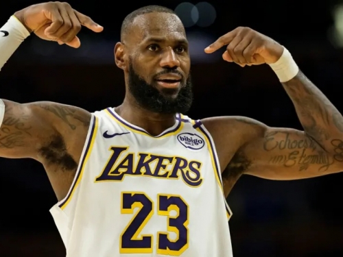 NBA》39歲詹皇拼老命！滑倒立刻起身賞爵士「再見火鍋」湖人險勝