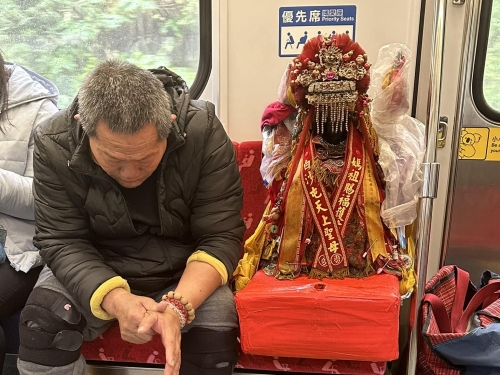 搭台鐵區間車見博愛座上一名「特殊旅客」 一票人驚：沒人敢逼讓座
