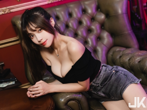 高顏值正妹「安然」的沙發誘惑，「超飽滿低胸畫面」太撩人！