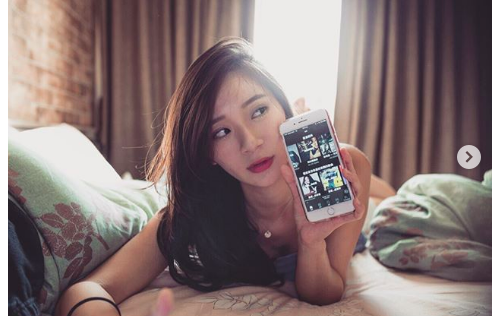 這件洋裝不可取！氣質空姐「Erica Tseng」洋裝挖背好誘人，開到側路讓人遐想無限！