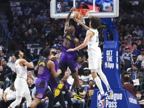 NBA》40歲詹皇大風車隔扣獨行俠20歲中鋒 主播：年度最佳灌籃