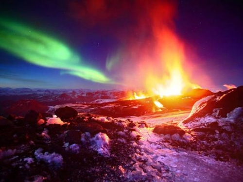 當極光遇到火山爆發　見證冰島的魔幻時刻！