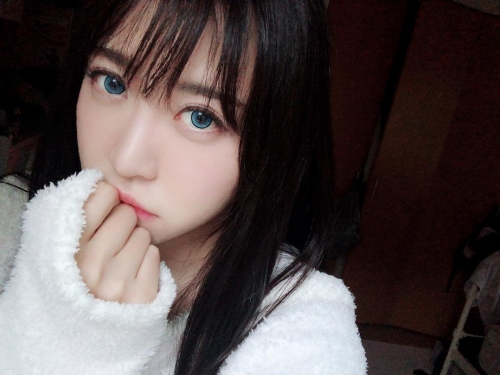 現役性感女大生「望月茉莉」帶吃雞！挺火辣美乳化身玩槍高手