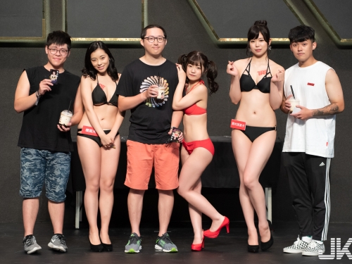 爆乳女優最親密的「大膽跨騎」，「惹火誘惑」粉絲都克制不了衝動了！