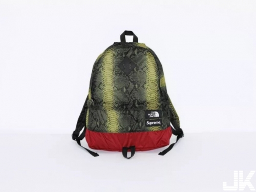 Supreme x The North Face又來囉！2018春夏主打蛇紋主視覺 除了外套連帳篷都帥到分手！