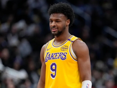 NBA》Bronny James驚險重摔！滑翔飛扣落地不穩　回歸後全場砍28分