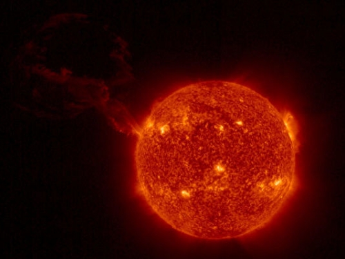 太陽軌道器首次拍到日珥噴發的全景圖