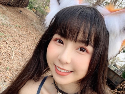 合法巨乳蘿莉「Tiny 胎尼」超萌幼幼模樣下是已成熟的飽滿好身材