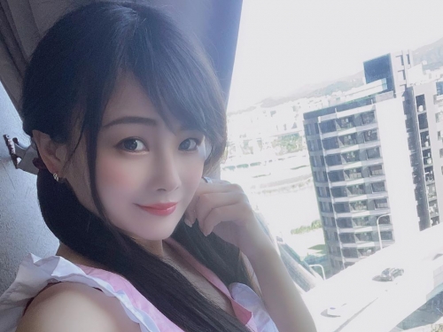 性感俏女僕「小桃子」裸體圍裙秀飽滿水滴側乳　能幫忙掃除慾望嗎？