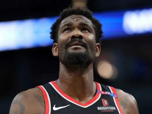 NBA》震撼彈！湖人2年4.6億簽Deandre Ayton　穩住詹皇、Doncic