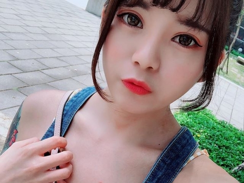 這樣穿94猛！「吊帶褲巨乳妹」示範吊帶褲正確穿法，內衣＋吊帶完全就是絕配！