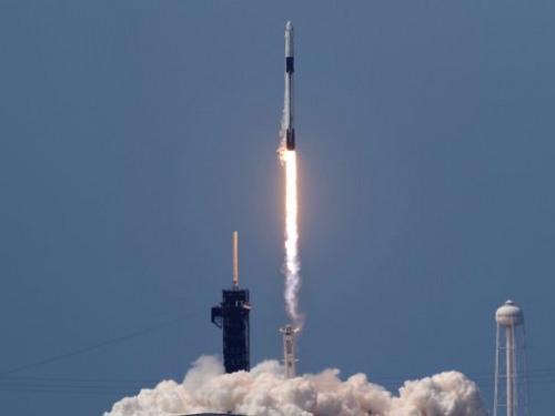 美國SpaceX成功發射火箭 首次載人任務成功升空