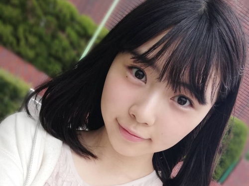 才剛滿18歲！超甜美「學生妹」顏值超高　清純氣質讓人想十年養成！