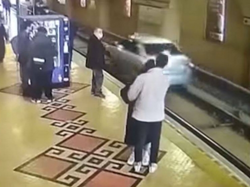 汽車開進「電車軌道」還進站！候車乘客全看傻