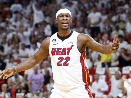 NBA》霸氣秀肌肉受訪！ 士官長巴特勒讓老將隊友羅利傻眼