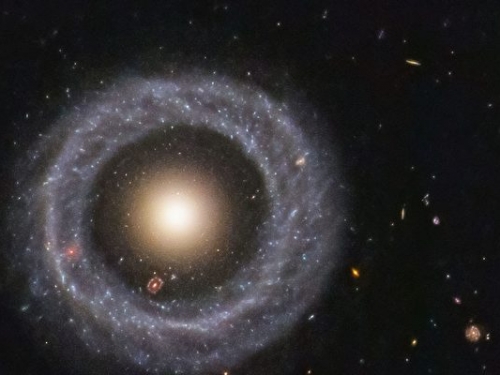 星系套星系的謎中謎：霍格天體