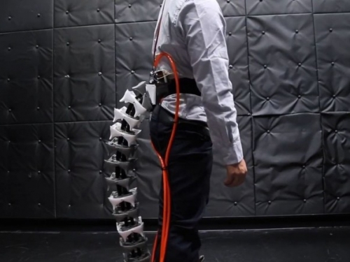 擺動畫面曝光！日科學家打造出人類專用「機械尾巴」