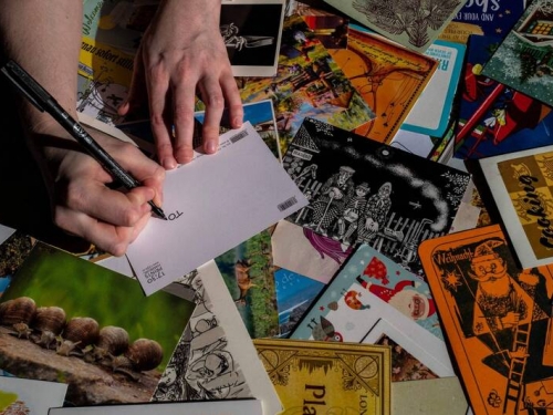 明信片寄出後竟失蹤 42年後終於送到收信人手中