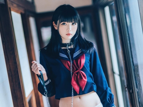超甜美Coser換上「超逼人熱褲」　絕美背影露出逆天長腿和渾圓蜜桃！