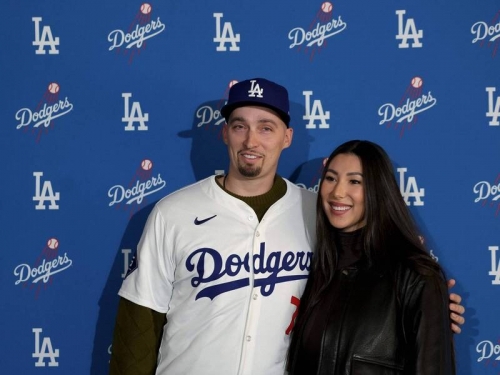 MLB》剛與道奇簽59億台幣大約的史奈爾 如今向未婚妻求婚成功