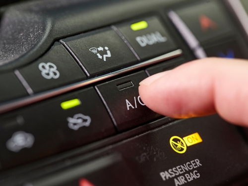 上車別急著開冷氣！內行教4招 先按1鍵涼得快又省油