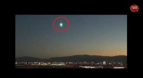 日本驚現綠色UFO　劃過夜空分裂後消失