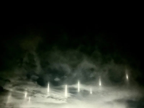 「9道神秘光劍」飄浮日本夜空 網見奇幻景象驚：天神降臨？