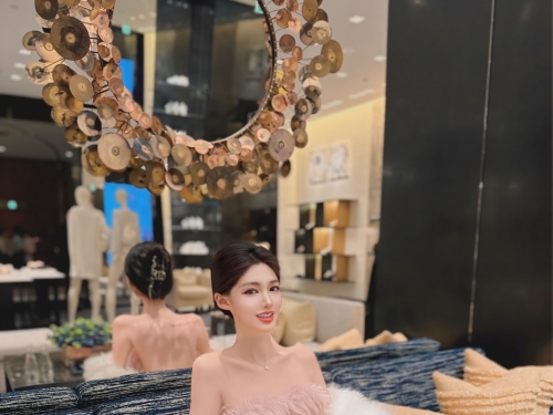 巨乳仙女「陳仙」魚尾獅前大秀兩粒！「超兇猛肉彈」路人看了都回頭