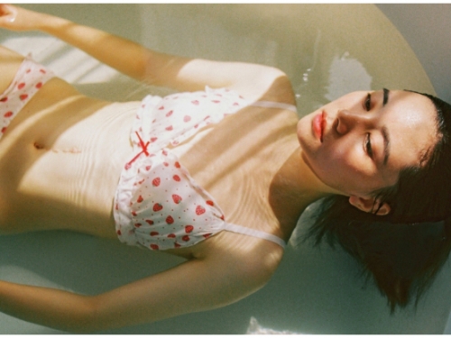 「日系少女」輕寫真！柔軟胴體輕飄水中，安靜舒適的絕美藝術！