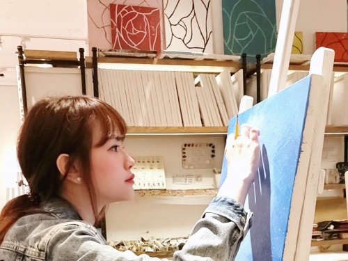 甜美小畫家「鄭苡玟」度假換上比基尼　大份量美乳呼之欲出！