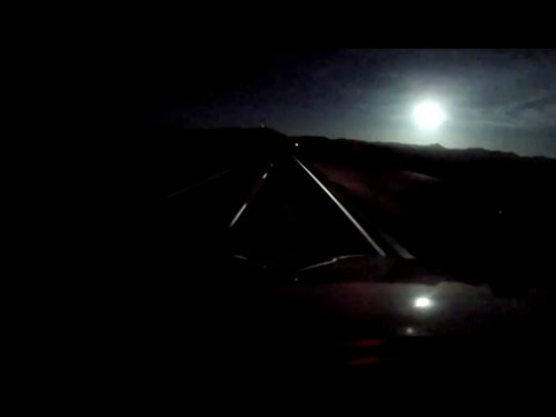 漆黑的夜空中，大光球突然從天而降，天亮後更驚現詭異景象！（視頻）