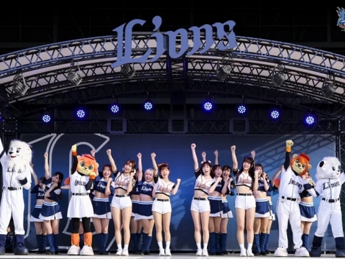 中職》UniGirls西武主場大唱AAOA 球迷拉布條歡迎