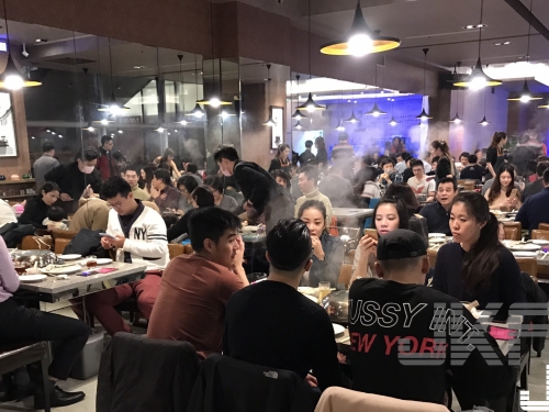 這次更狂！台北最猛火鍋店「辣妹服務」又引熱潮！大尺度「養眼福利」讓店家瞬間擠爆...