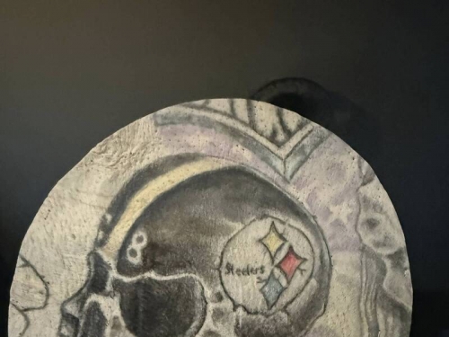 超真實連結! 取下手臂骷髏圖樣刺青 美護理師裱框紀念亡夫