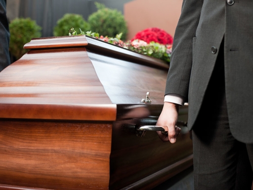 婦被火車撞死 兒子喪禮上哭到一半「媽媽復活」走進門
