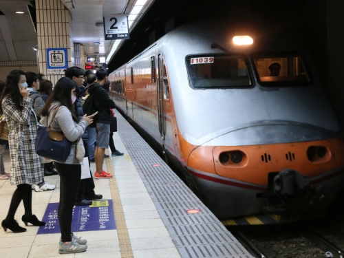 火車站為何叫月台不是「日台、星台」 他貼一張照網秒懂