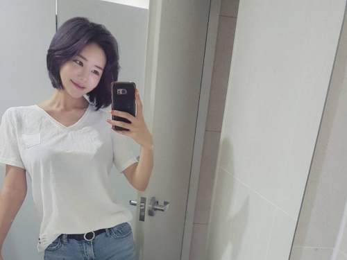 正妹「驚人乳量」上衣變好繃！胸前飽滿「大球形狀」明顯，讓人充滿窒息感…