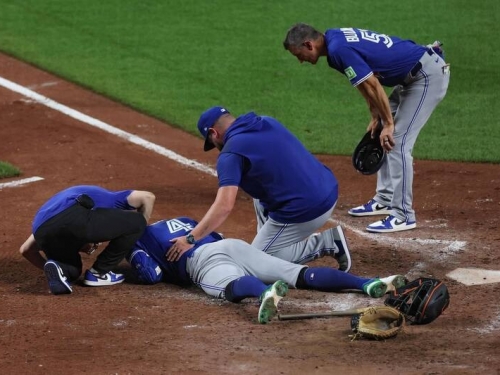 MLB》火球直擊頭盔發出巨響！ 藍鳥春天哥倒地
