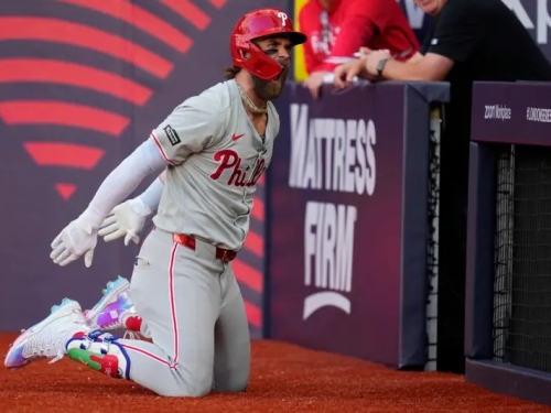 MLB》哈波倫敦賽開轟「滑草慶祝」！狂喊：我愛足球　卻把教頭嚇壞了