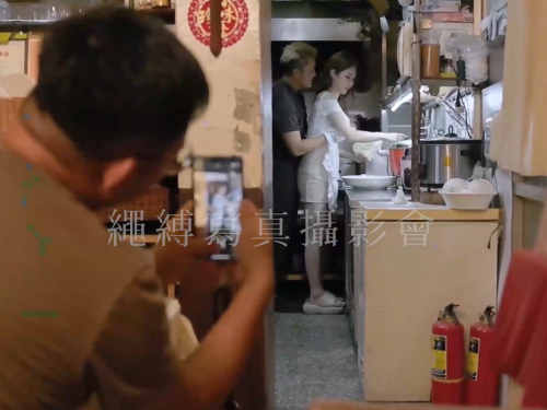 餐廳老闆旁若無人調戲老闆娘　廚房內炒菜還附贈激情炒飯！