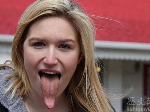這女孩擁有世界上最長的舌頭！