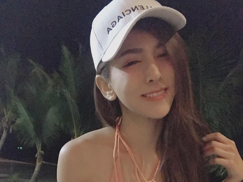 比碗公還大！「巨乳妹子」胸前負重太重好疲累　只好把奶放上桌休息！