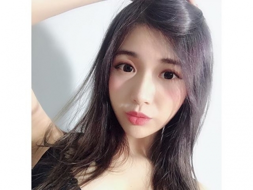 台灣處處是美景！火車上「巨乳正妹」自拍畫面好衝擊，乳量把鏡頭擠得好滿啊！