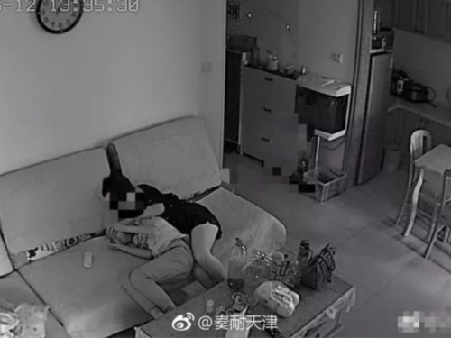 11歲兒躺沙發打遊戲 熱褲女同學「從後面來」 家長看監視器崩潰